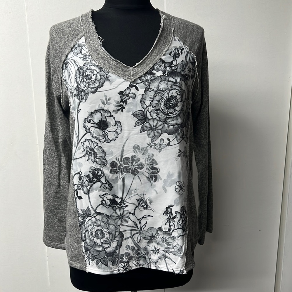NWT Print front loose sweatshirt top.